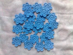 Hellblaue Häkelblumen Aufnäher für Babymütze und Kinderkleidung